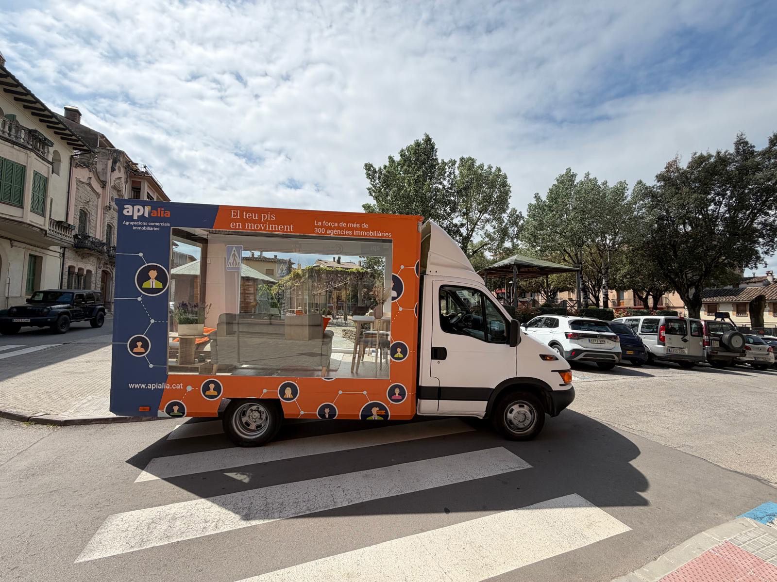 Camión Apialia en plaza del pueblo